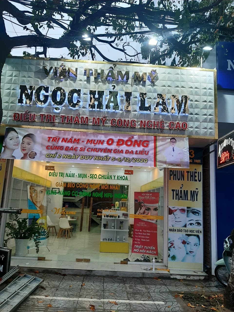 Hộp đèn showroom ô tô